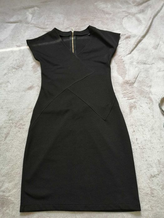 Черное вечернее обтягивающее платье с красивой спиной, короткое