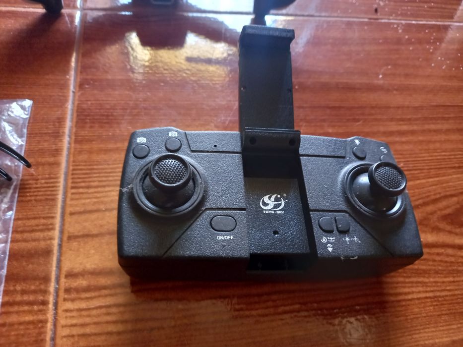 Drone médio com camera64729868760579121