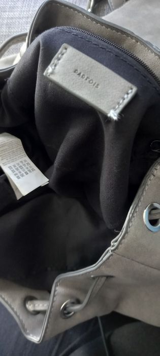 Mochila cinza, pequena, da Parfois