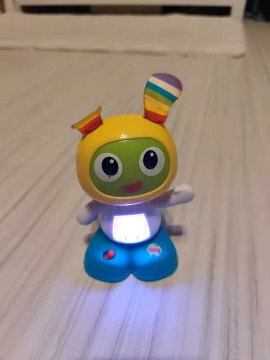 Interaktywny robot BeBo od marki Fisher Price.