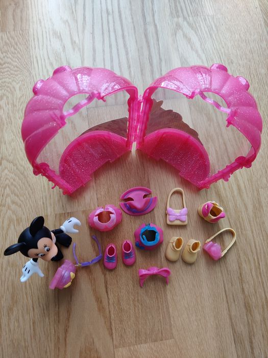 Boneca Minnie articulada com roupa e acessórios (tema viagem)