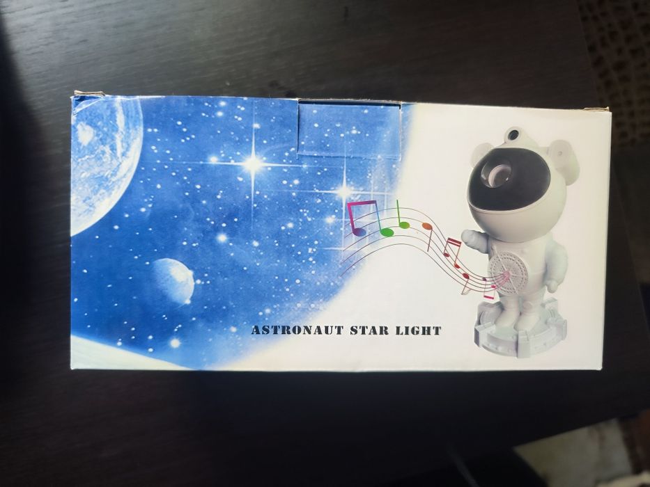 Нічник-проєктор «Astronaut Star Light» у формі космонавта.