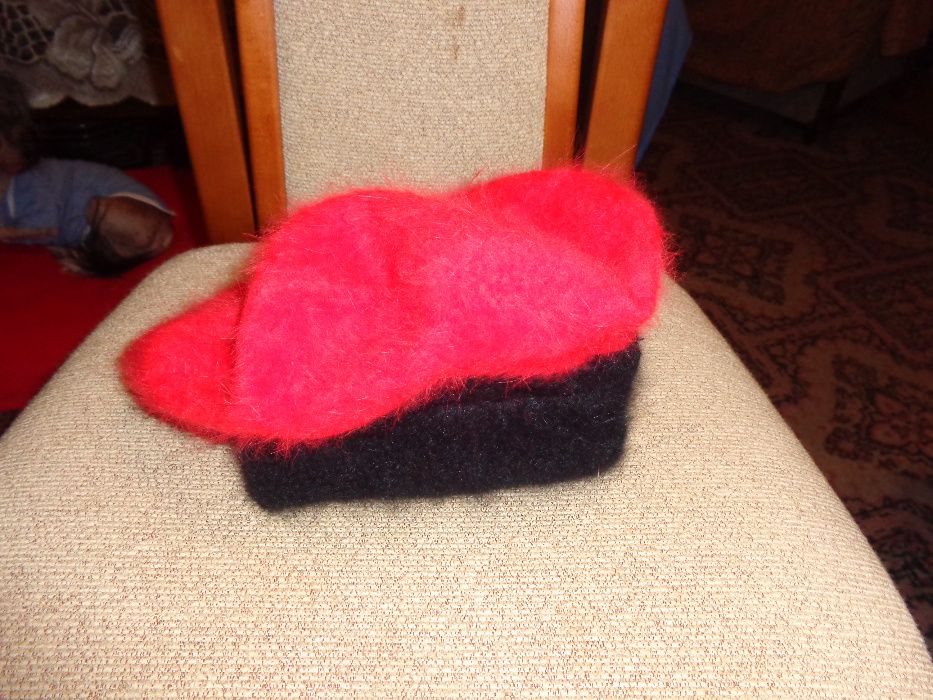 beret z angory czerwony z paskiem plus rękawiczki