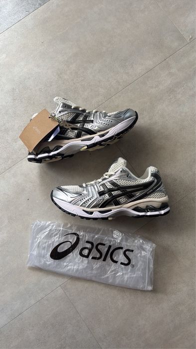 Vendo ténis ASICS , modelo Gel-Kayano 14, na cor prateado/preto.