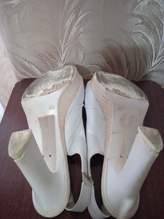 Босоніжки білі р.40, устілка 26 см. Безкоштовно