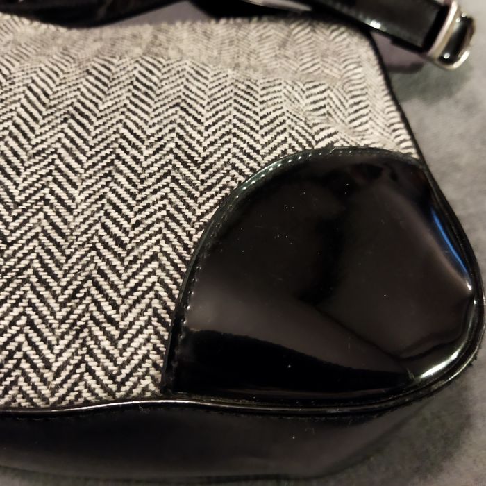 Torebka na ramię lakierem z materiałem w jodełkę