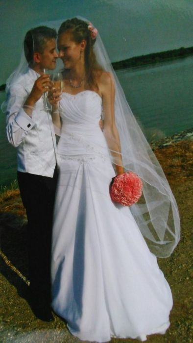 Prosta i skromna suknia ślubna