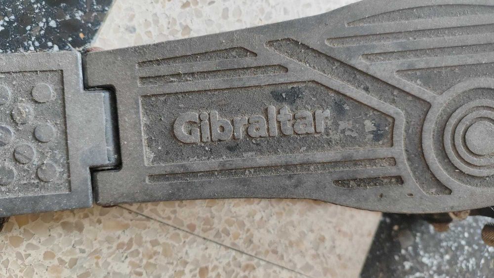 Pratos, banco, tripé da Pearl para chimbal com pratos e pedal.