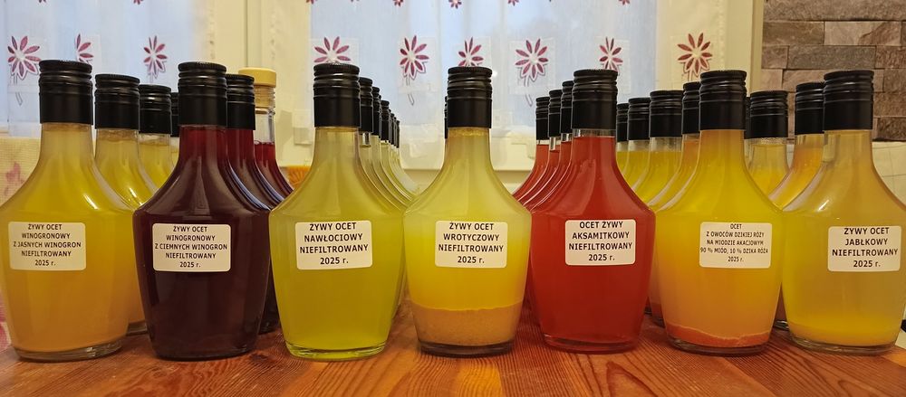 Żywy ocet z owoców dzikiej róży z miodem akacjowym