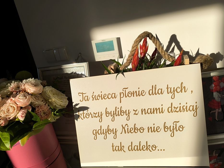 Tablica tabliczka z napisem "Ta świeca płonie dla tych"