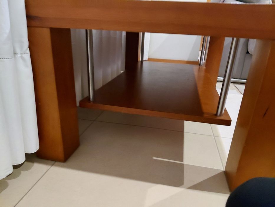 Mesa de centro de madeira usada.