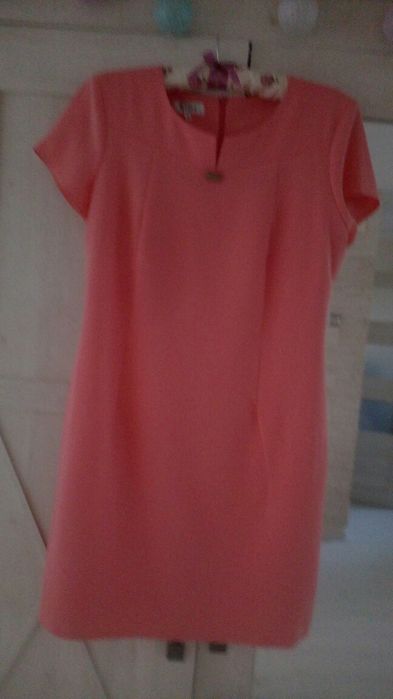 Morelowa sukienka koktajlowa