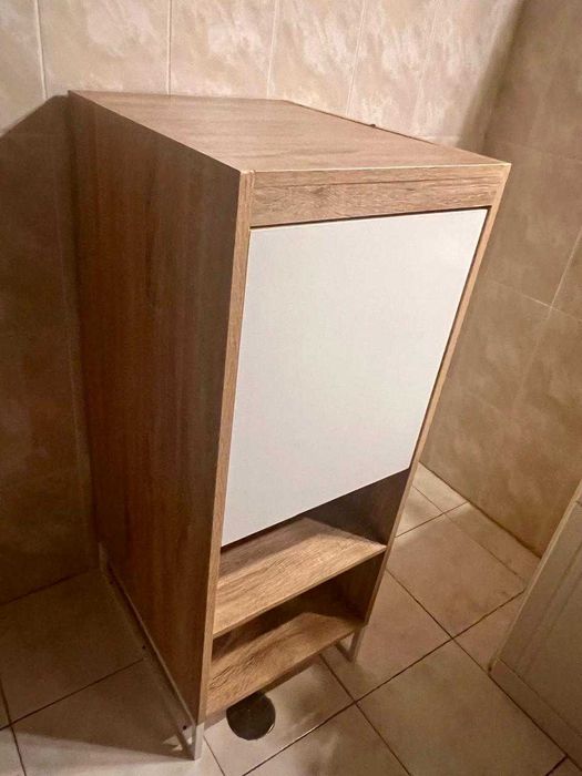 Armário auxiliar em excelente condições, com uma porta e duas prateleiras, formato 40x50x105cm.