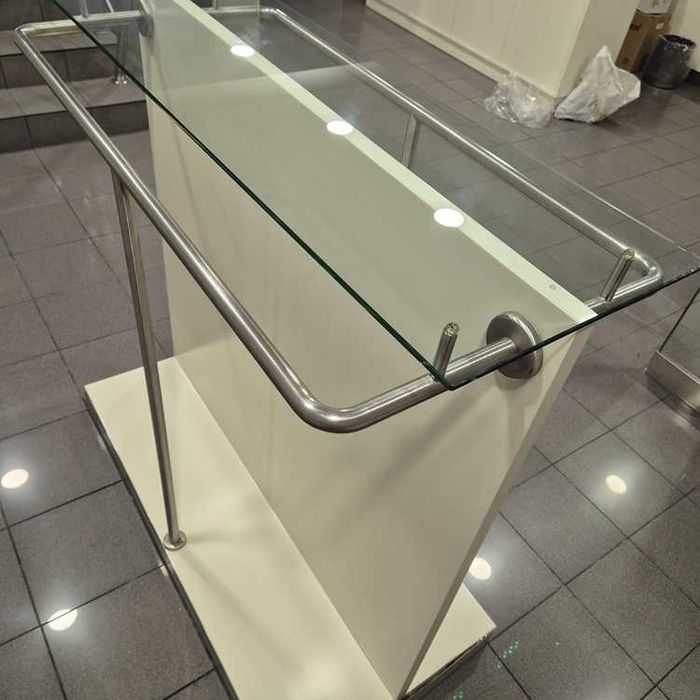 Ilha / Expositor Duplo para Roupa – 1,60m | Vidro + Inox | Rodas Invisíveis