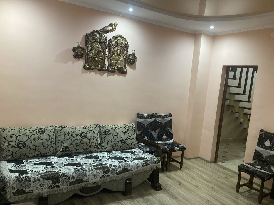 Здача по Вул. Залізничній  одніє кімнати в трьох  кімнатному будинку !