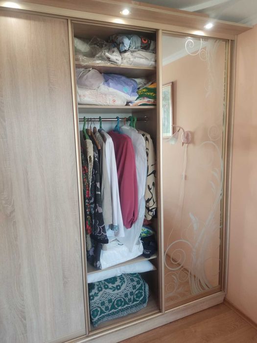 Шафа - купе трьохдверна з підсвіткою і боковими поличками.