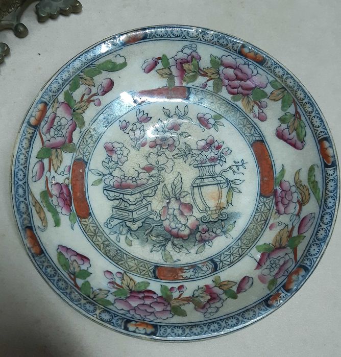 Prato Antigo em Porcelana Oriental