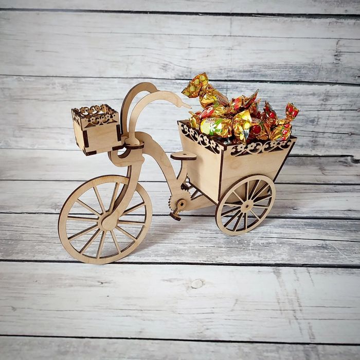 Dekoracja drewniana stojąca rower z miejscem na drobiazgi słodycze upo