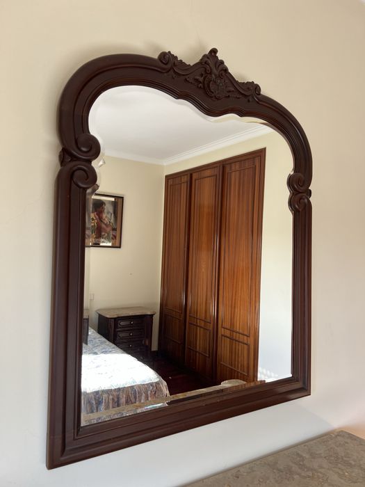 Conjunto de quarto em madeira maciça e tampas de mármore