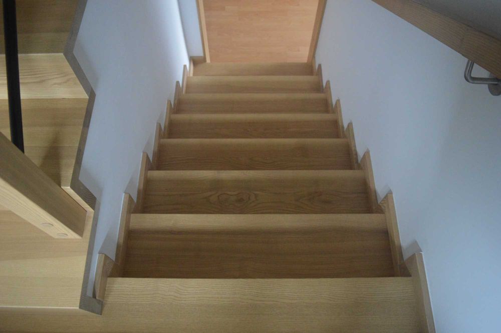 Schody drewniane dywanowe schody drewniane półkowe