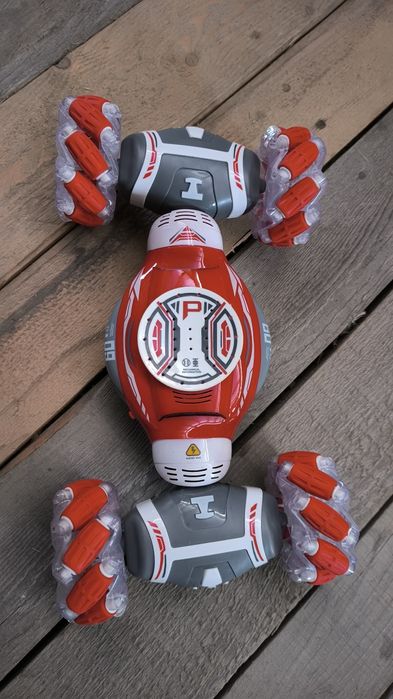 Іграшкова машинка на радіоуправлінні