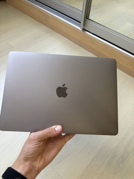 Macbook Air 2020 i3 8 256 11 циклів ідеал