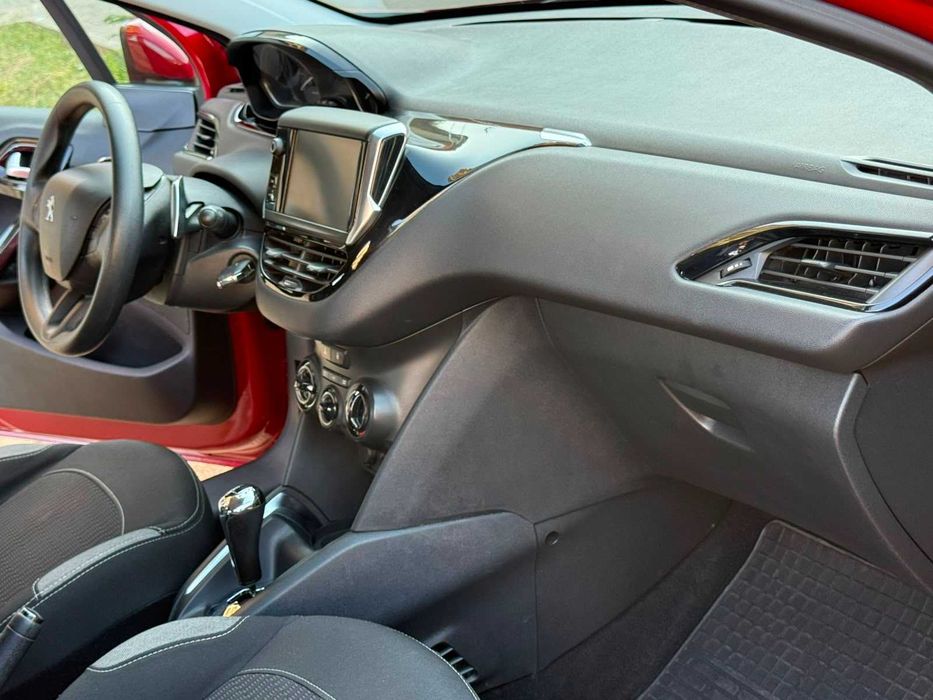 Peugeot 208 2017 1.2 бензин/автомат