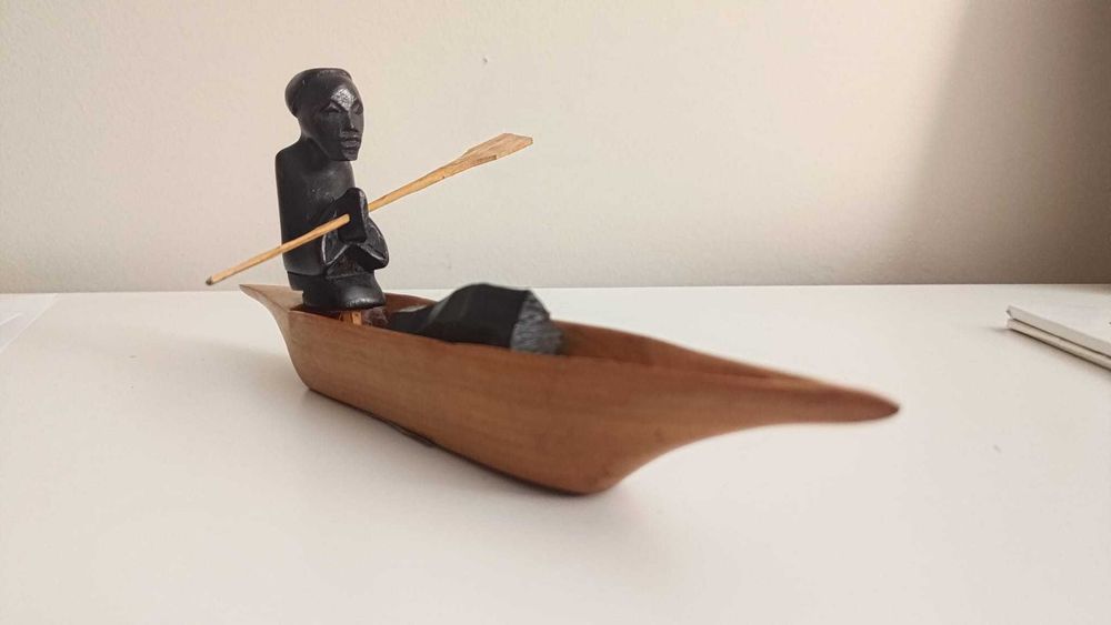 Escultura artesanal de Angola - Homem na canoa