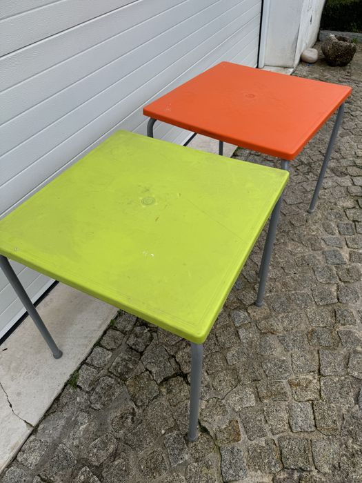 2 Mesas em plástico