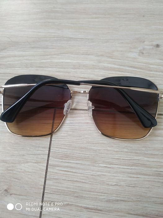 Okulary przeciwsłoneczne modny fason z "brewkami '