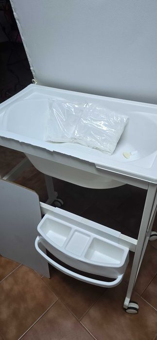 Muda fraldas com banheira para bebé