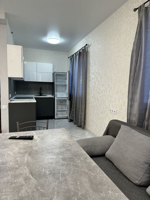 Новий гарний будинок біля моря