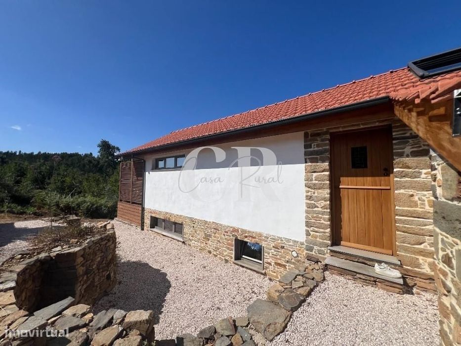 Casa de Pedra Renovada, Ruínas, Riacho, Poços e 15.570m2 de Terreno na