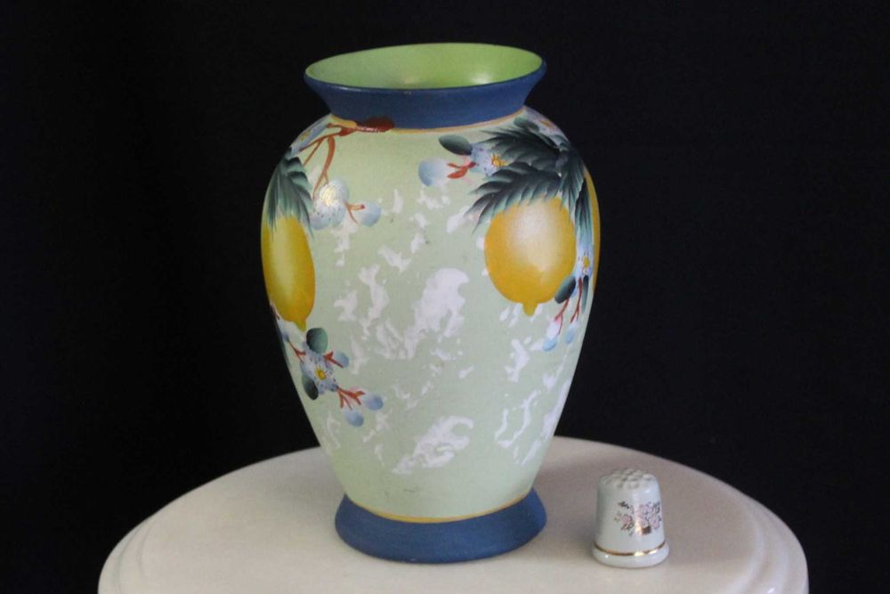 Vaso ou jarra de cerâmica com decoração de limões