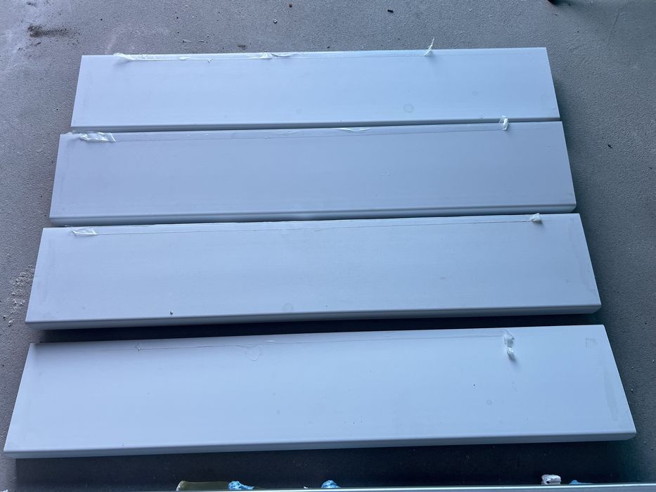Białe parapety wewnętrzne PCV z demontażu