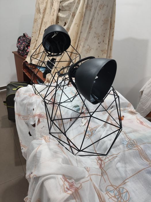 Lustre de tecto com armação metálica hexagonal