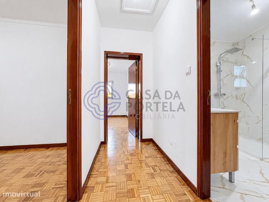 Moradia T2 completamente renovada, com terraço e jardim, a menos de 5