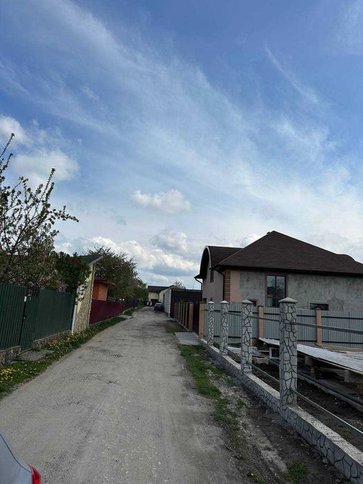 земельна ділянка під будівництво будинку. асфальтована дорога,