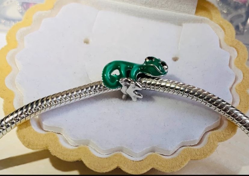 Charms kameleon z bajki Zaplątani