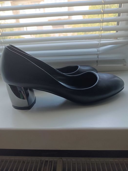 Класичні жіночі туфлі