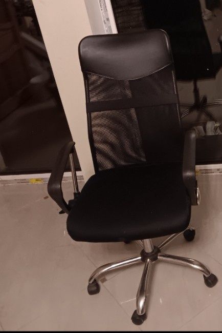 Krzesło obrotowe granatowe