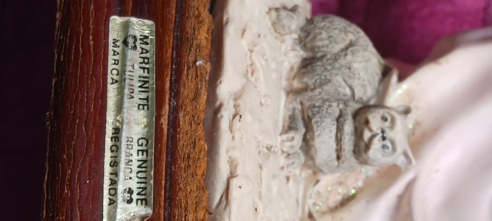Estatuete em Marfinite a Senhora o Menino e o Gato