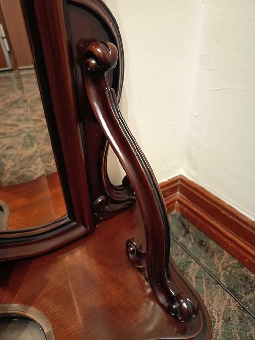 Móvel de entrada com espelho e bengaleiro (Estilo Classico)