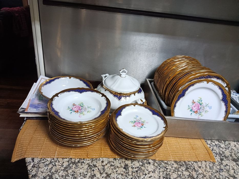 Serviço jantar com 82 peças