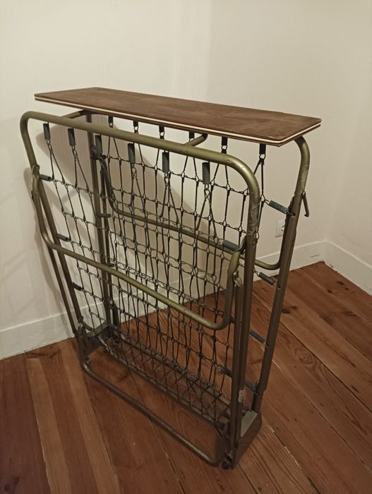 Cama antiga em metal desdobrável