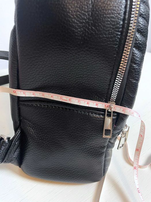 Mały pojemy, podręczny plecaczek CZARNY