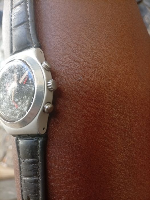 apresentado na imagem é o Swatch Irony Chrono “Wildly” (YCS4024),