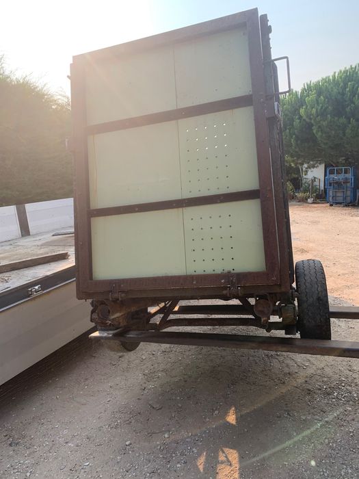 Reboque de transporte de bovinos