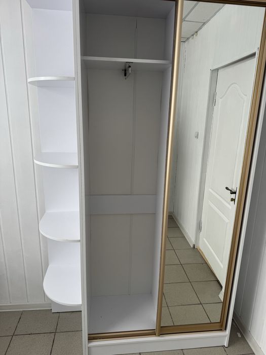 Шафа-купе білого кольору з бронзовим профілем