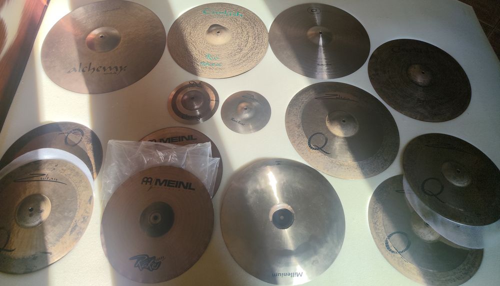 Pratos de bateria acústica